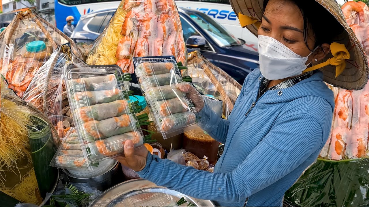 Bất ngờ Chị Phụng tái xuất bán gỏi cuốn ú nù nguyên con tôm với nước chấm đặc oánh cực ngon
