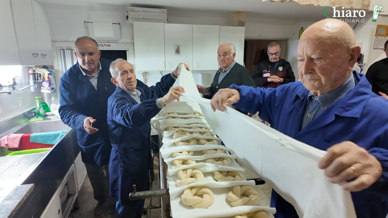 Verso San Nicola, a Pollutri iniziata la preparazione di 15mila taralli: «Segno di provvidenza»