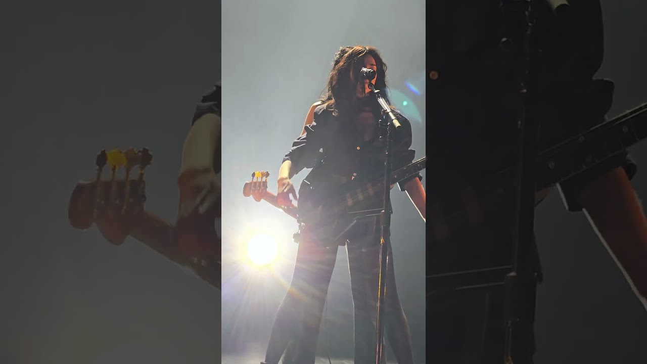 St Vincent - Sugarboy (Intro) - Live - All Born Screaming tour #concert #livemusic #indie #melbourne