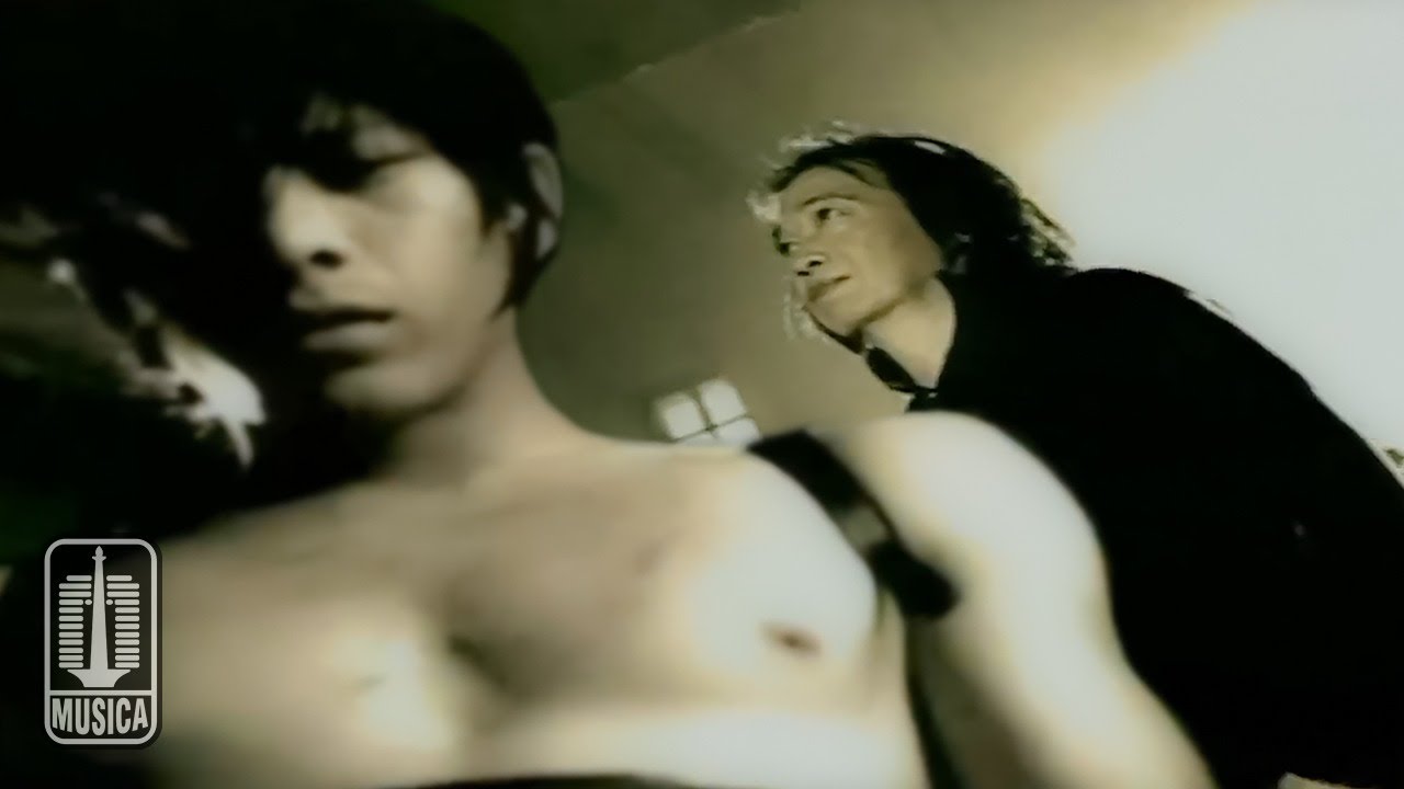 Chrisye Feat. Peterpan - Menunggumu (Official Music Video)