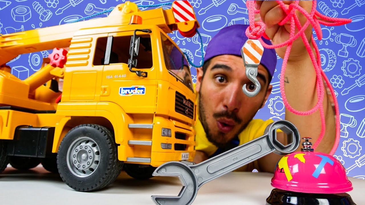 El camión grúa está roto. Camiones infantiles. ¡Oh, se dañó! Vídeos de juguetes para niños.