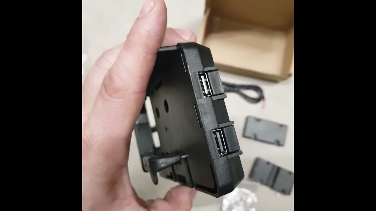 Soporte para el movil con instalación electrica en una bmw f650 gs de 2003.