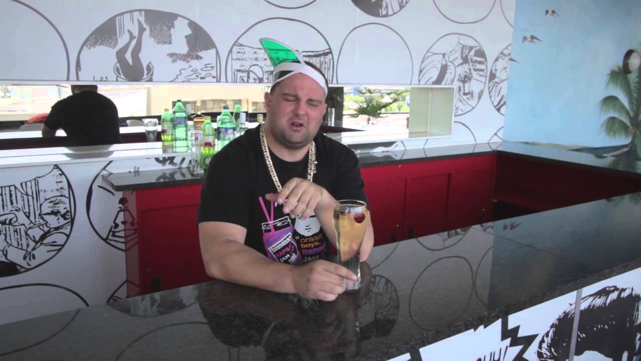 Jonathan van RadioRaps bou 'n cocktail