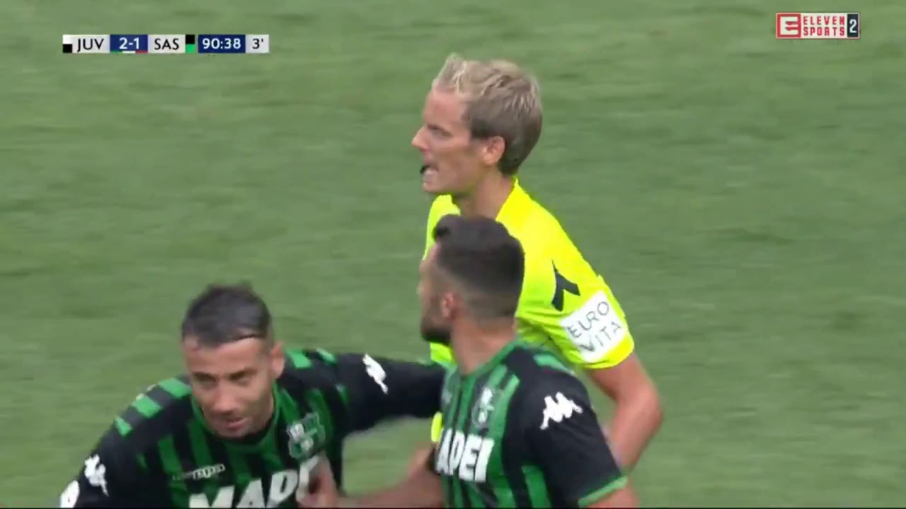 Douglas Costa spits in face of Sassuolo player