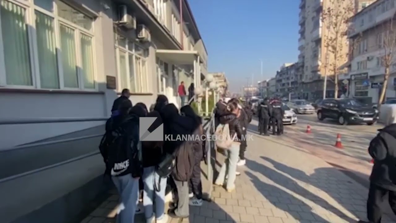 Proteste nga nxenesit e shkolles se mesme Ekonomike, ne hyrje te gjykates se Tetoves