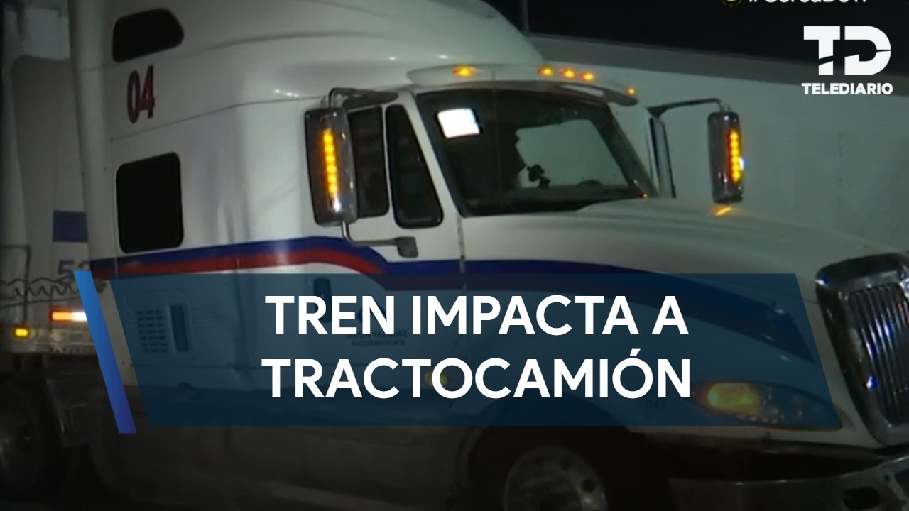 Tráiler intenta ganarle el paso al tren y reuslta impactado en el bulevard Nazario Ortiz en Saltillo