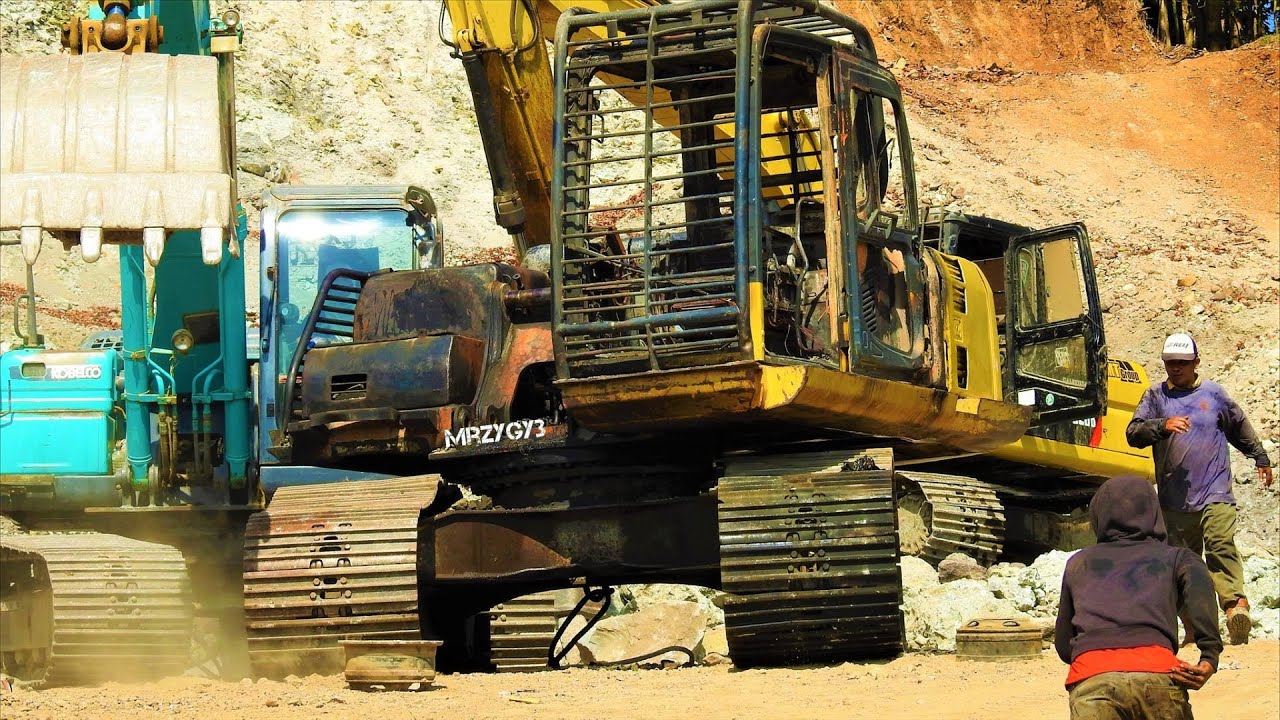 Burned Excavator Heavy Recovery Komatsu PC200