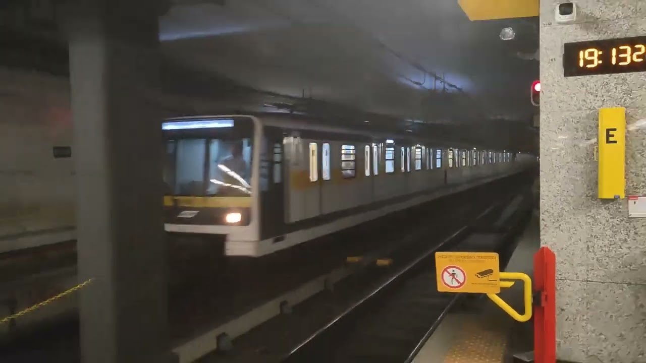 Metro Milano M3 Comasina in arrivo 8000-9000