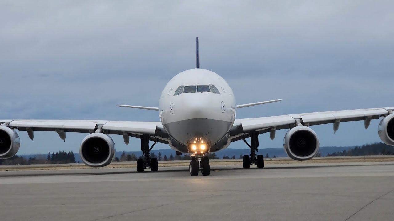 Lufthansa A340-600 Taxi