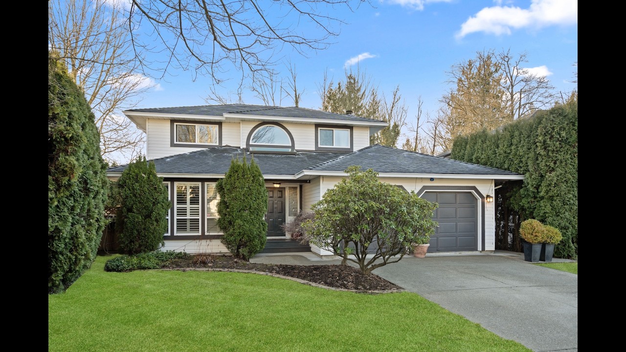 Beautiful Walnut Grove Home with Private Backyard Oasis - 21096 91A AVE