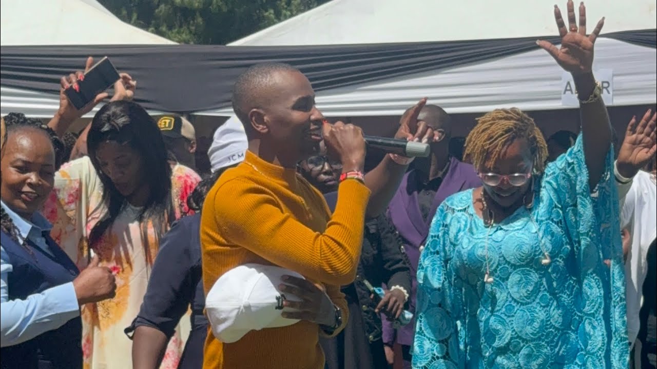Aini gucakaya hamwe na mofarm akihurukia cucu wao