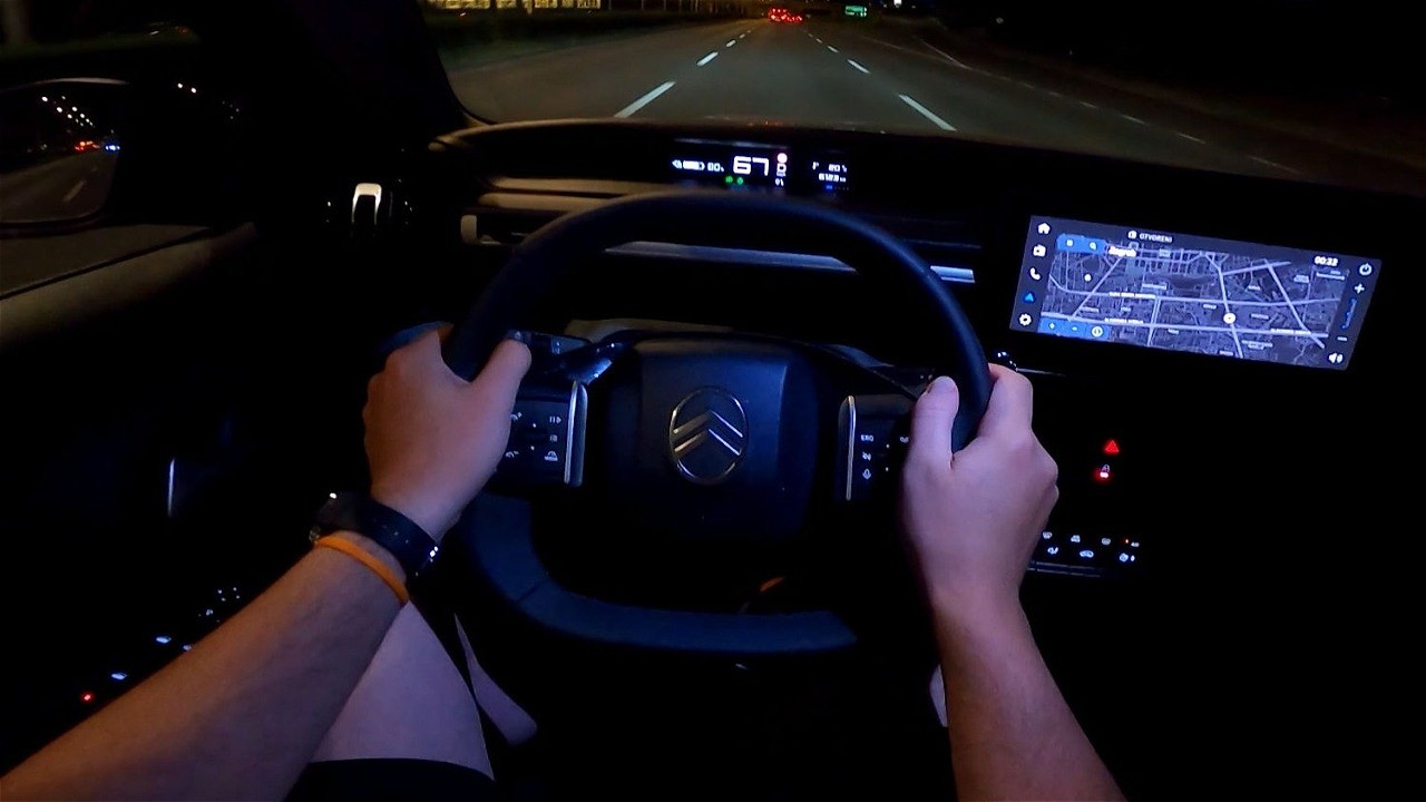 2025 Citroen e-C3 [44 kWh, 111 HP] Night POV Test drive CARiNIK