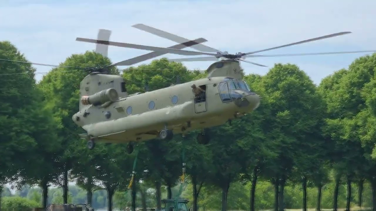 2x CH47 Chinook militaire oefening Pettelaarseschans Den Bosch, juni 2023