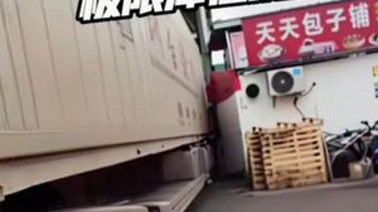 谁敢极限挑战？这个位置有没有难度兄弟们说了算！就是因为极限库位，所以我们一定要把空间用到位，要不然就进不去，这位师傅也有点不敢加油门😂，我会根据师傅的技术给他留安全的空间，欢迎兄弟们双击➕评论...