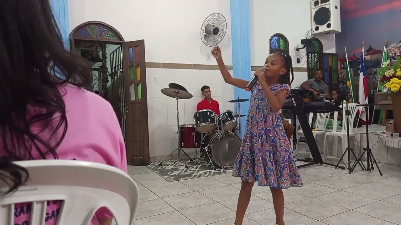 VEJA COMO DEUS USA ESSA CRIANÇA, ENQUANTO MUITOS SE CALAM ESSA CRIANÇA ESTA ADORANDO 🙏