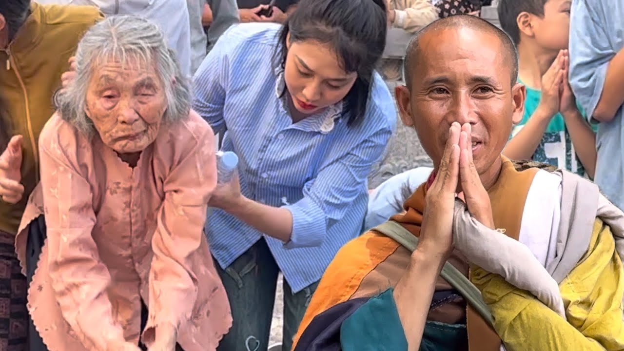 Cụ bà phật tử gần 100 tuổi ở TP Vinh đảnh lễ thầy Thích Minh Tuệ với tấm lòng cao cả