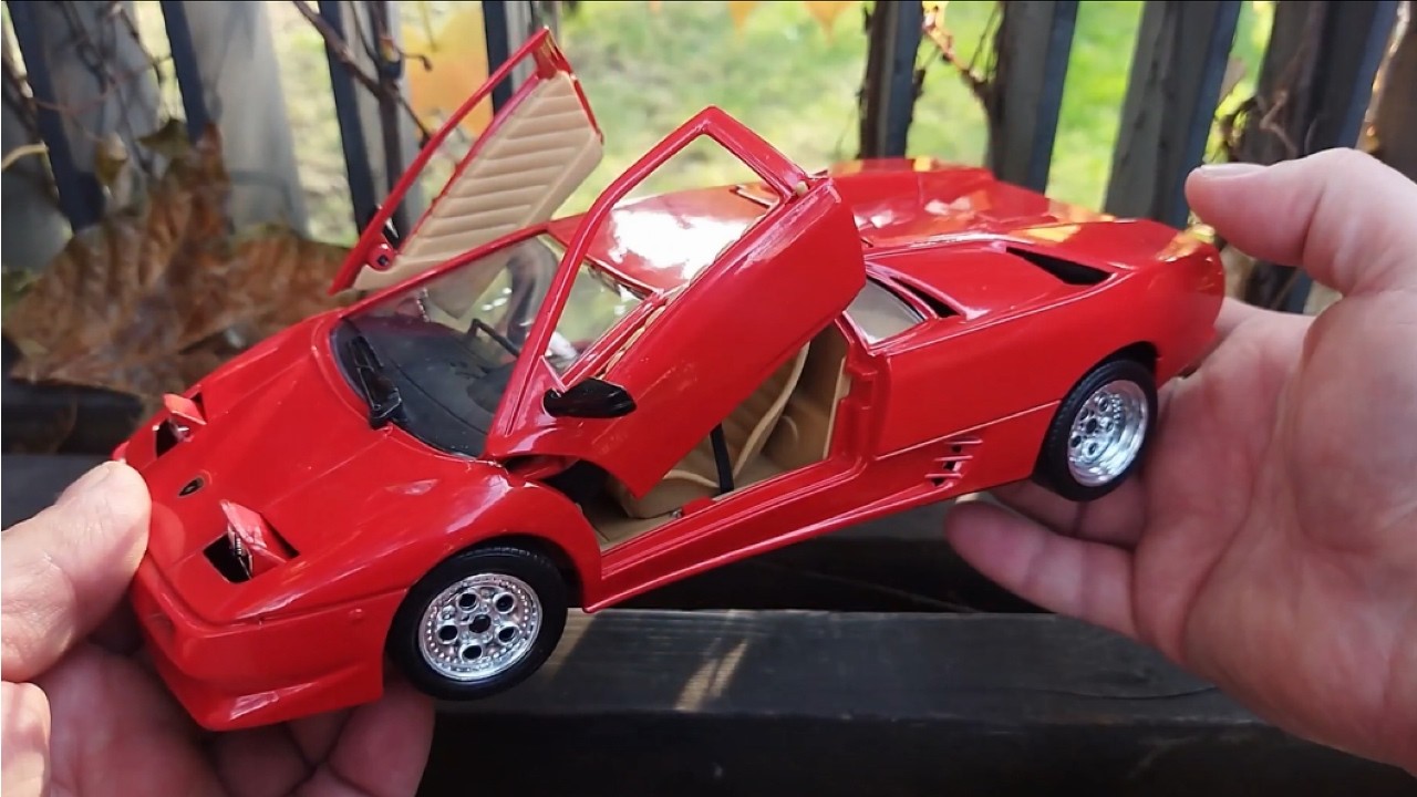 The legendary Lamborghini Diablo in 1:18 scale / with realistic city sounds