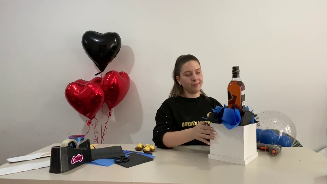 Como hacer regalo para hombre con globo burbuja, bombones y botella de whisky para san Valentín