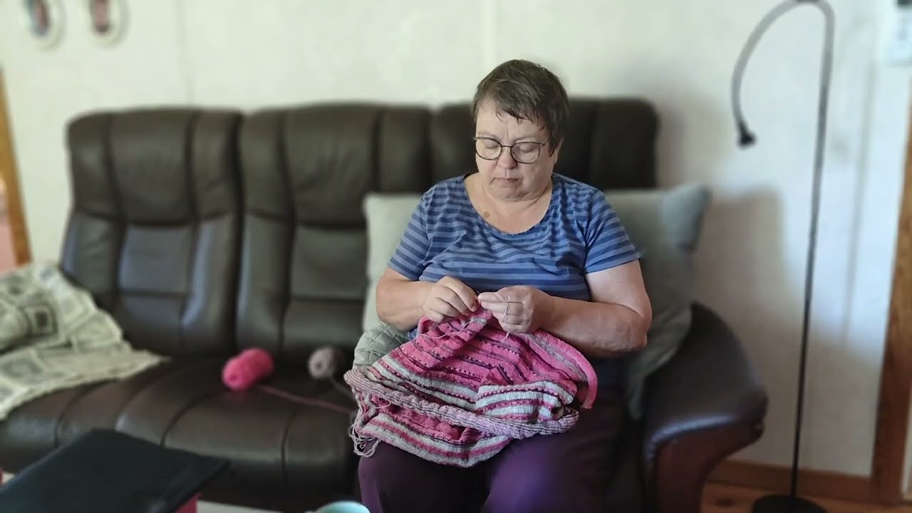 Tervetuloa kanssani sohvalle rauhoittumaan - aamukahvia ja neulomista