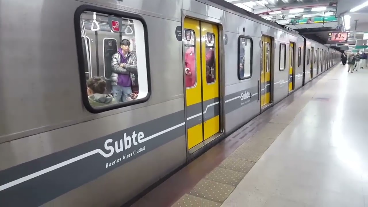 Subte L&iacute;nea D | Alstom Metr&oacute;polis Serie 300 por la estaci&oacute;n Olleros