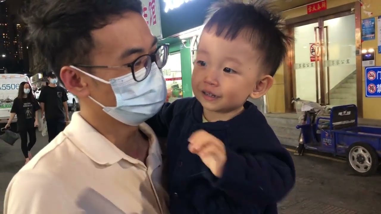 父亲成了孩子最熟悉的陌生人，白天没醒出门，晚上回家已入睡！