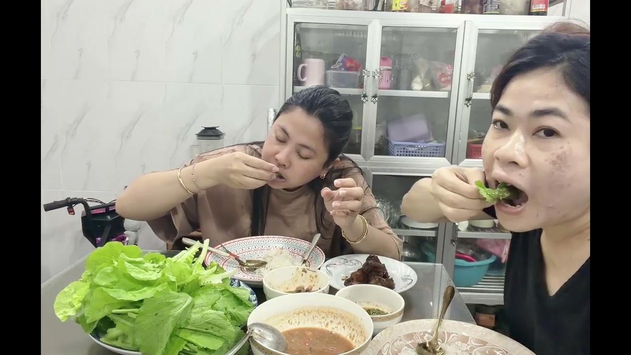 ញាំបាយជាមួយទឹកគ្រឿង