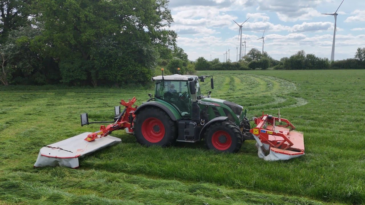 FENDT 724 mit einer KUHN Mähkombi beim Gras mähen / 4K