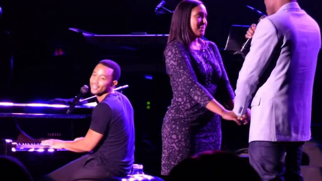 la plus belle demande en mariage, dans une concert.