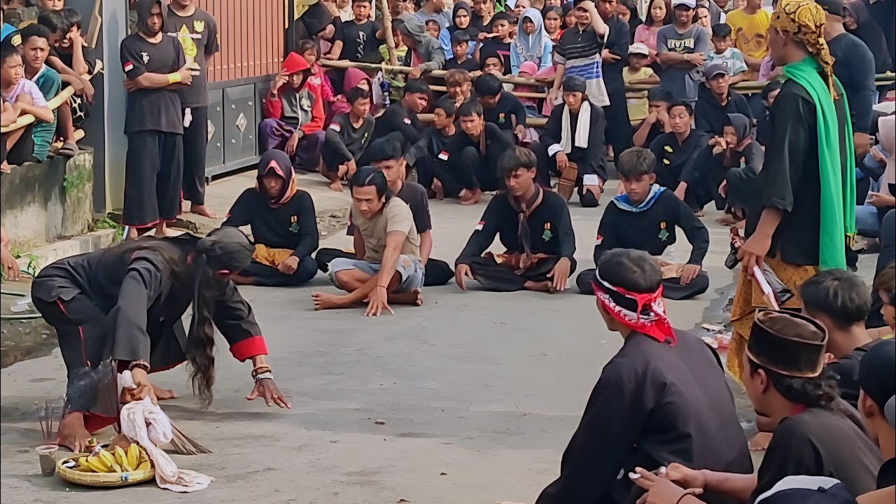 Atraksi kesurupan masal bantengan laskar lembu jati live ngumpak mojoanyar