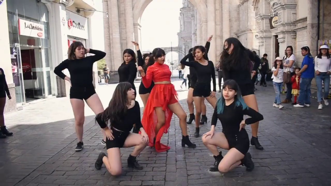 [KPOP IN PUBLIC CHALLENGE] //청하 (CHUNG HA) - 