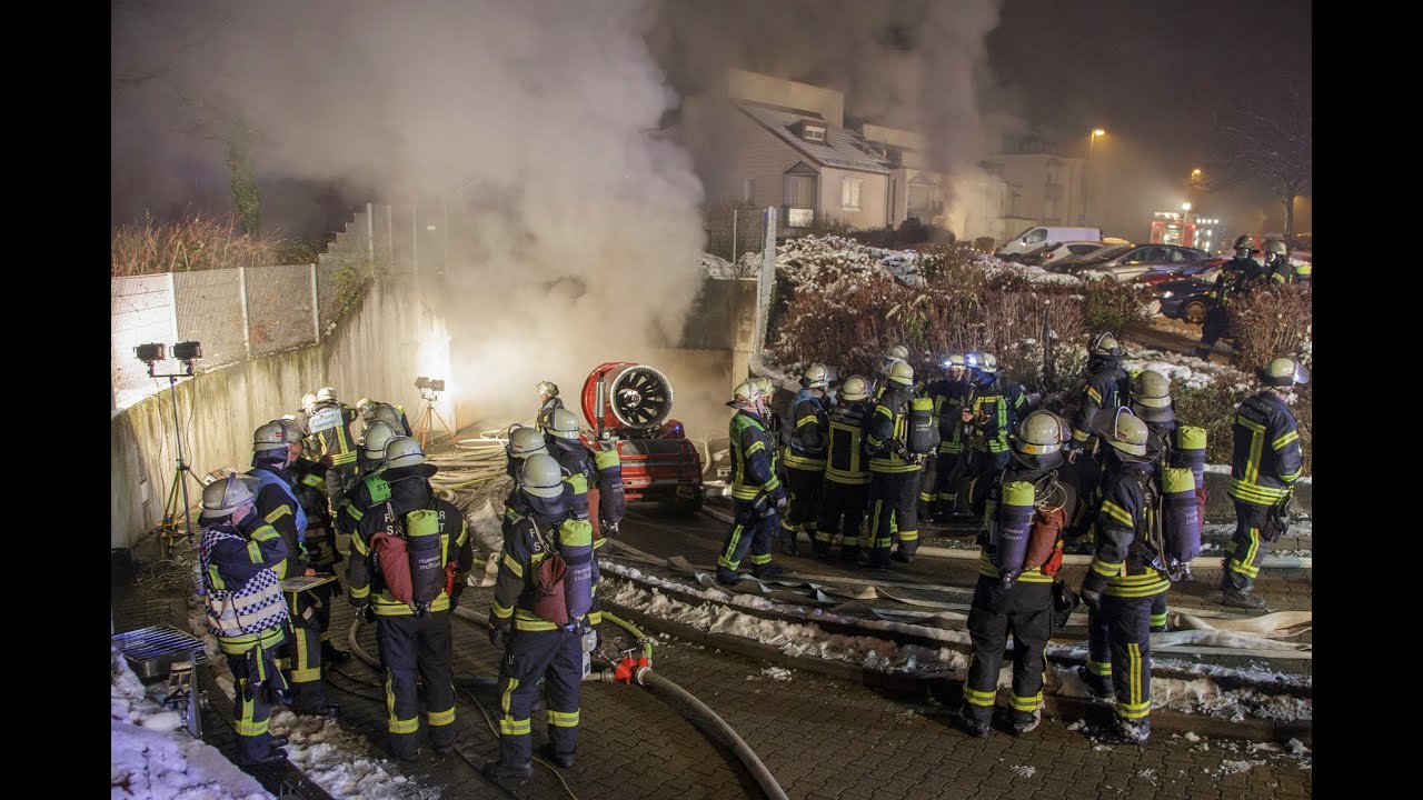 [Silvester] Großeinsatz bei Tiefgaragenbrand in Stuttgart - Neugereut