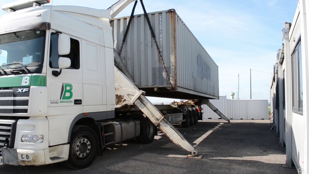 Déchargement en side loader d'un container 40 pieds chargé GOLIAT Containers