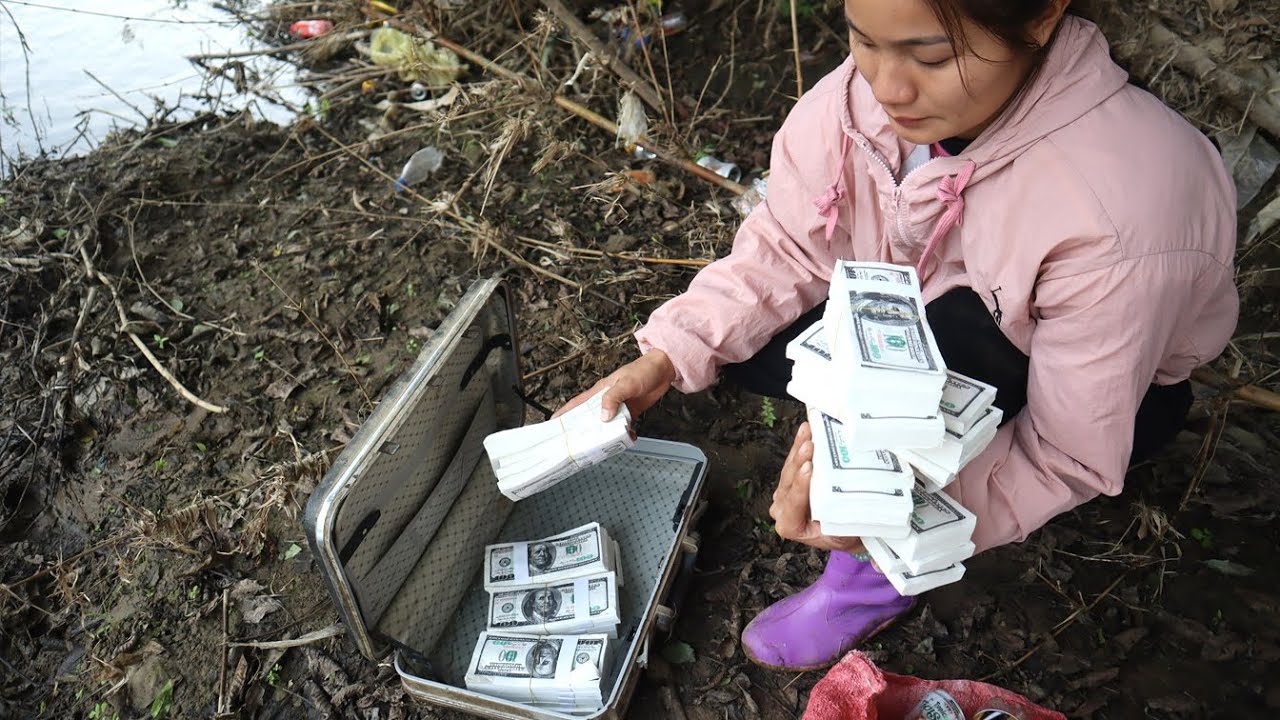 A poor single mother found $10,000 in a suitcase