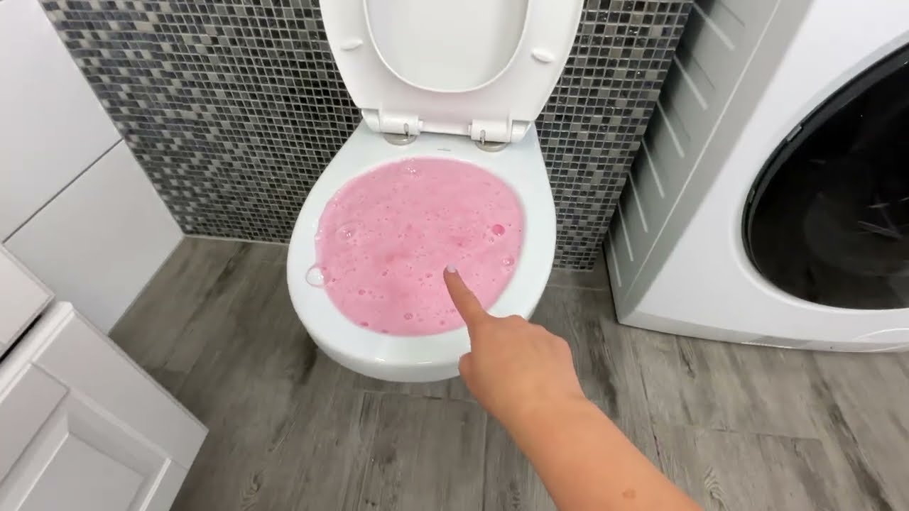Diese sprudelnde Schaum-Mischung reinigt die Toilette ganz ohne Schrubben!