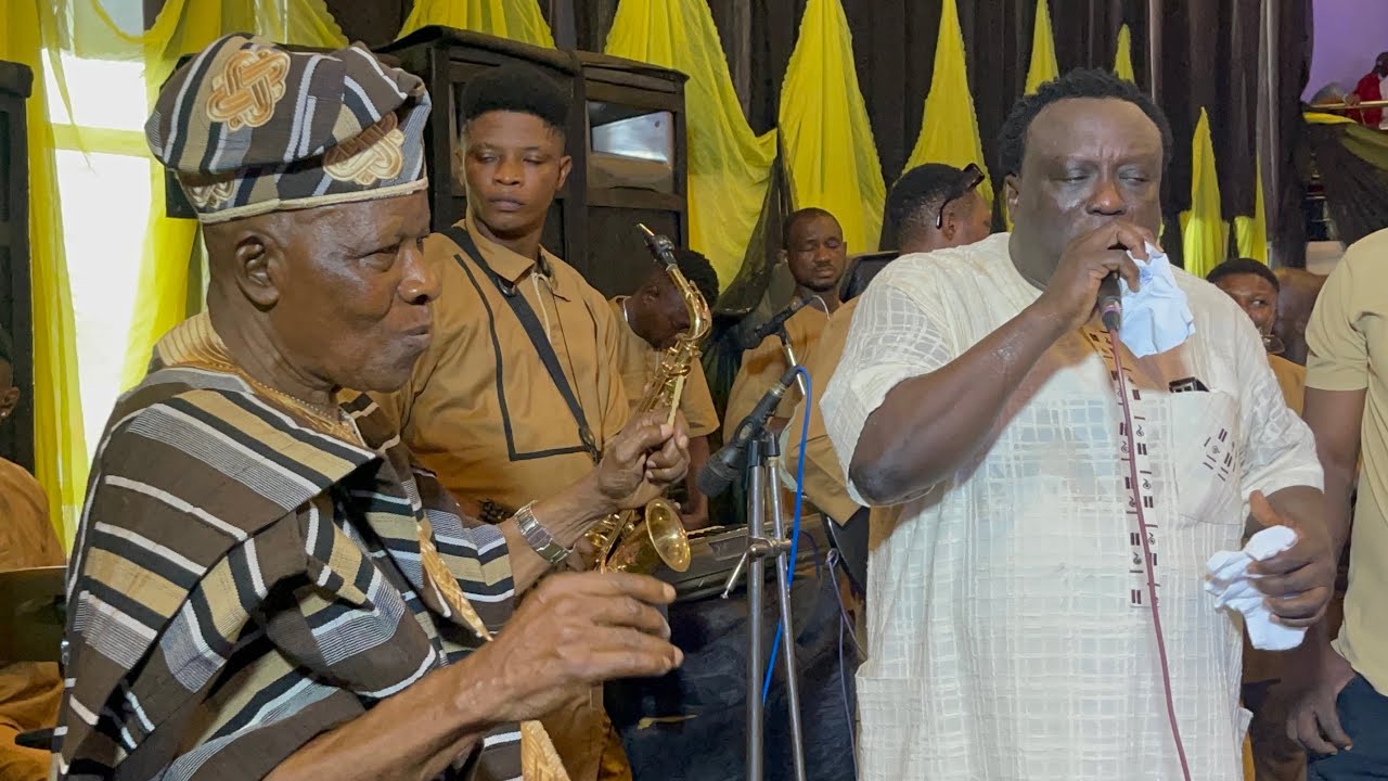 See what Saheed Osupa Did that Surprise Everyone at 62 years on Stage Of Veteran Actor Baba Wande