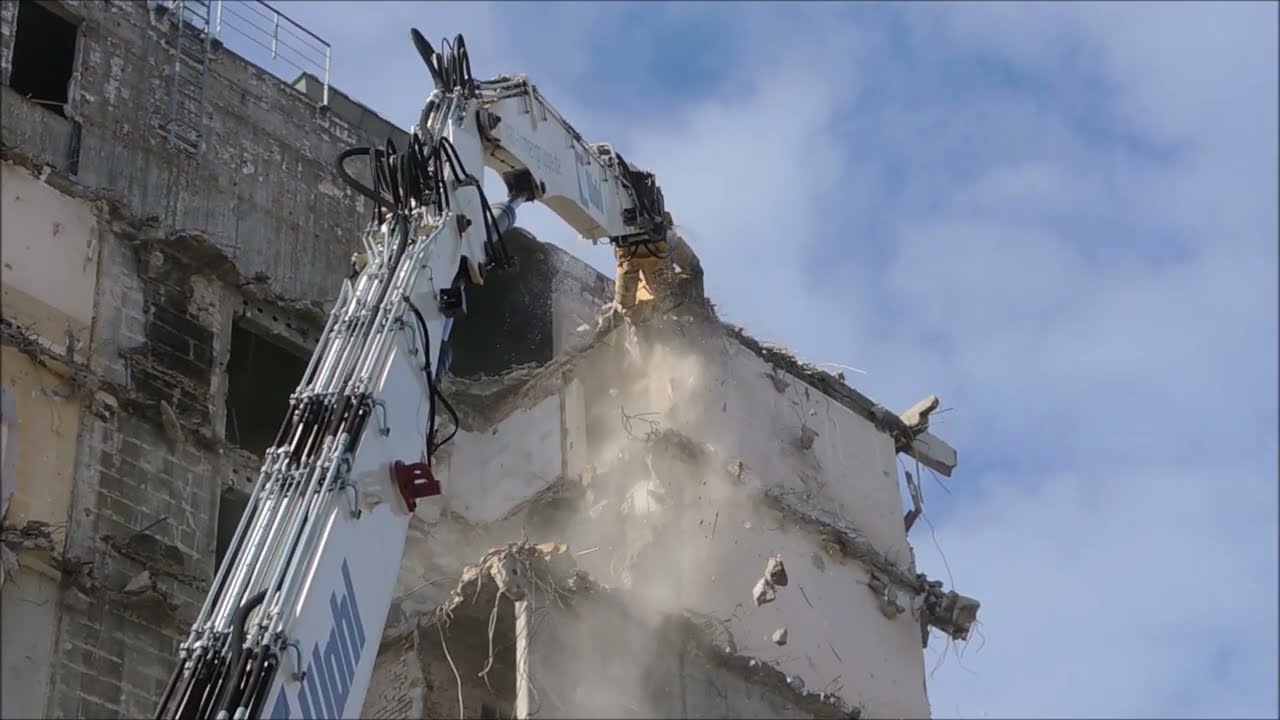 Excavator Liebherr R960 - demolition