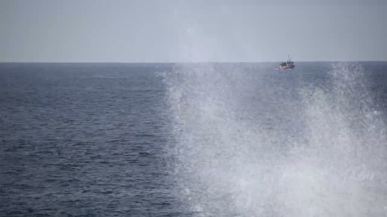 Arrastrero NUEVO PESQUERO LIJÓ acercándose a la Punta da Barca de Muxía en su camino al Camariñas
