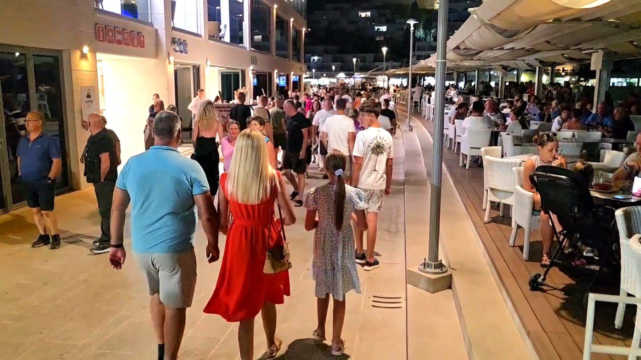 Noćna šetnja kroz glavnu šetnicu u Neumu, vrijedi li doći?