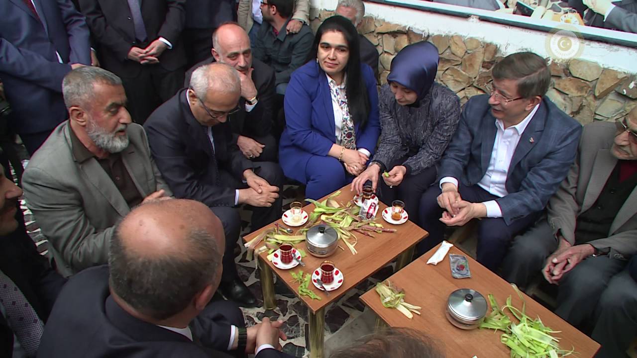 Başbakan Ahmet Davutoğlu, Muş'ta vatandaşlar ile bir araya geldi.