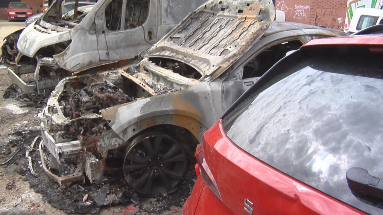 Ocho coches calcinados en un incendio de madrugada en Fuenlabrada