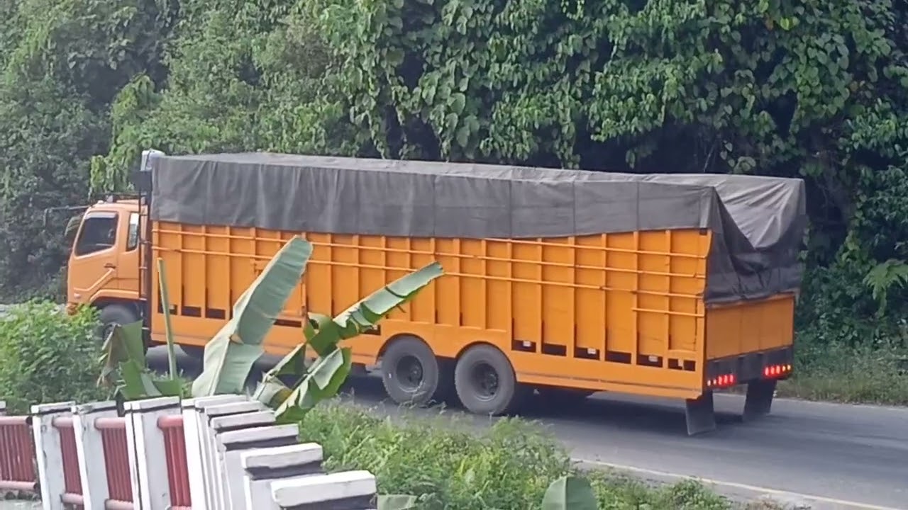 Mengantisipasi kelebihan muatan sang kernet pun menggantung saat menanjak