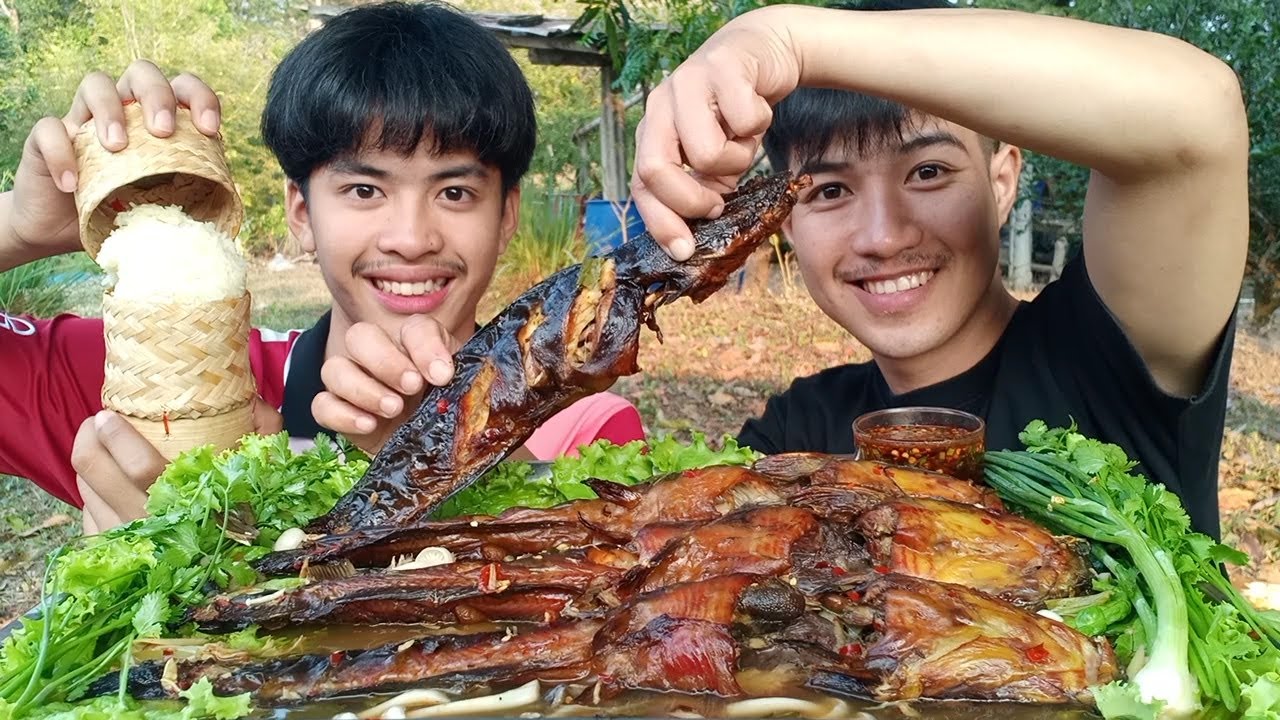ต้มยำปลาดุกย่างตัวใหญ่ๆ ซดนํ้าต้มแซ่บๆ.