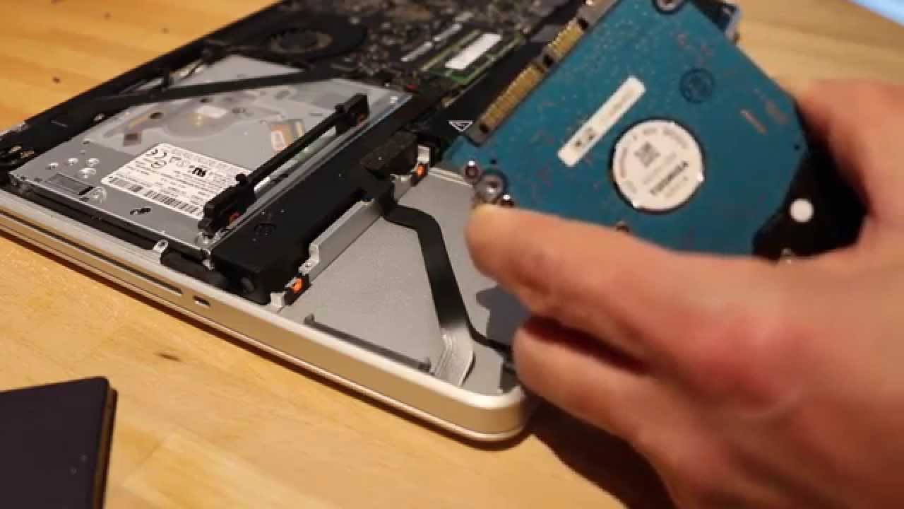Wie wechselt man beim MacBook Pro (2010) von einer Festplatte zur SSD?