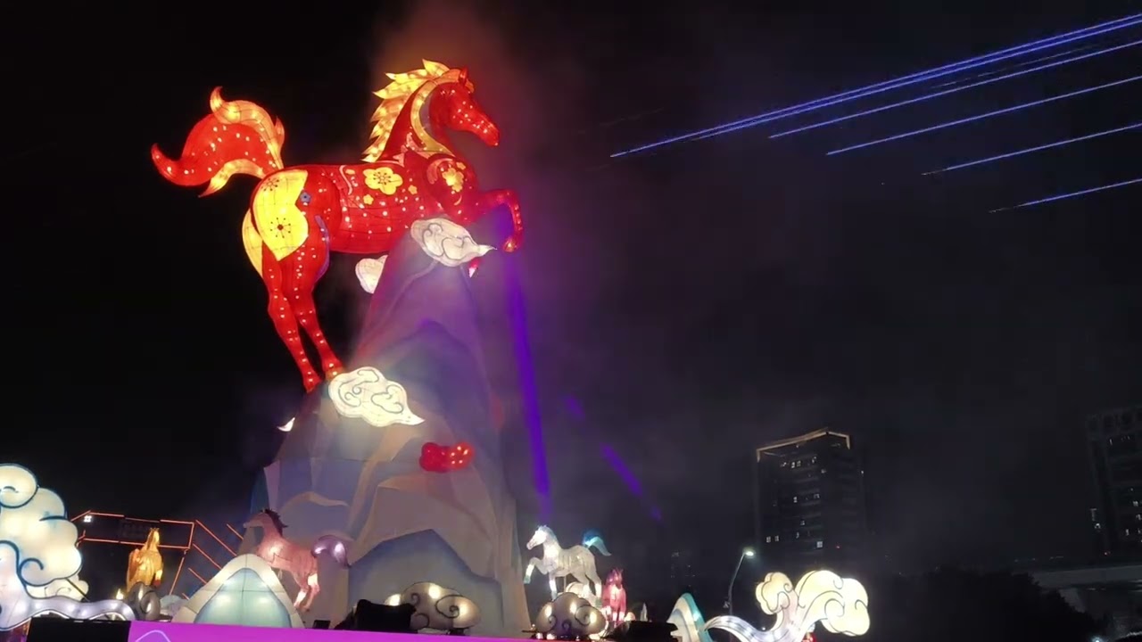 「勁馬奔騰 新北Hi Light」為主題，打造360度全景環繞、高達15公尺紅寶馬主燈（側拍）