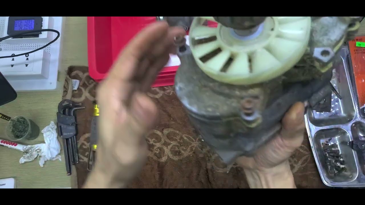 Tháo máy khoan và  đục bê tông HitachiDH 40MB(P2)Remove the HitachiDH 40M (P2)