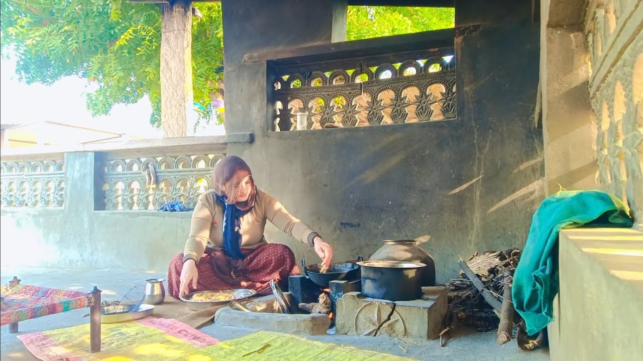 आज बनाऊंगी चुल्ले पर पकौड़ी। गांव में चूल्हे पर खाना बहुत ही स्वादिष्ट लगता है। village Life 🌾