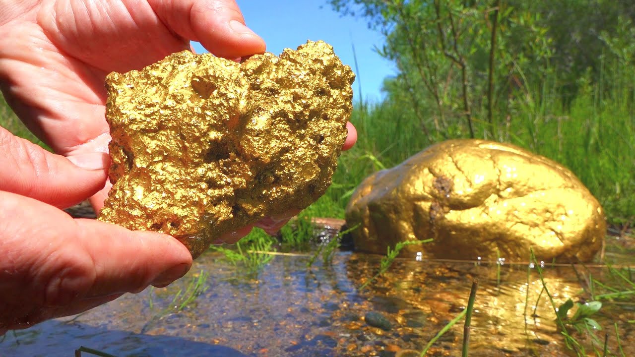 Huge Gold Nuggets Found Under Old Giant Tree!