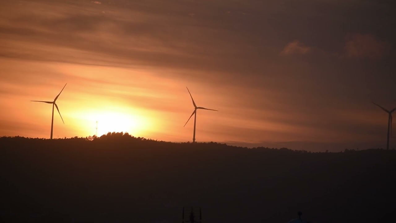 Puesta de sol sobre el parque eólico de Cabo Nariga