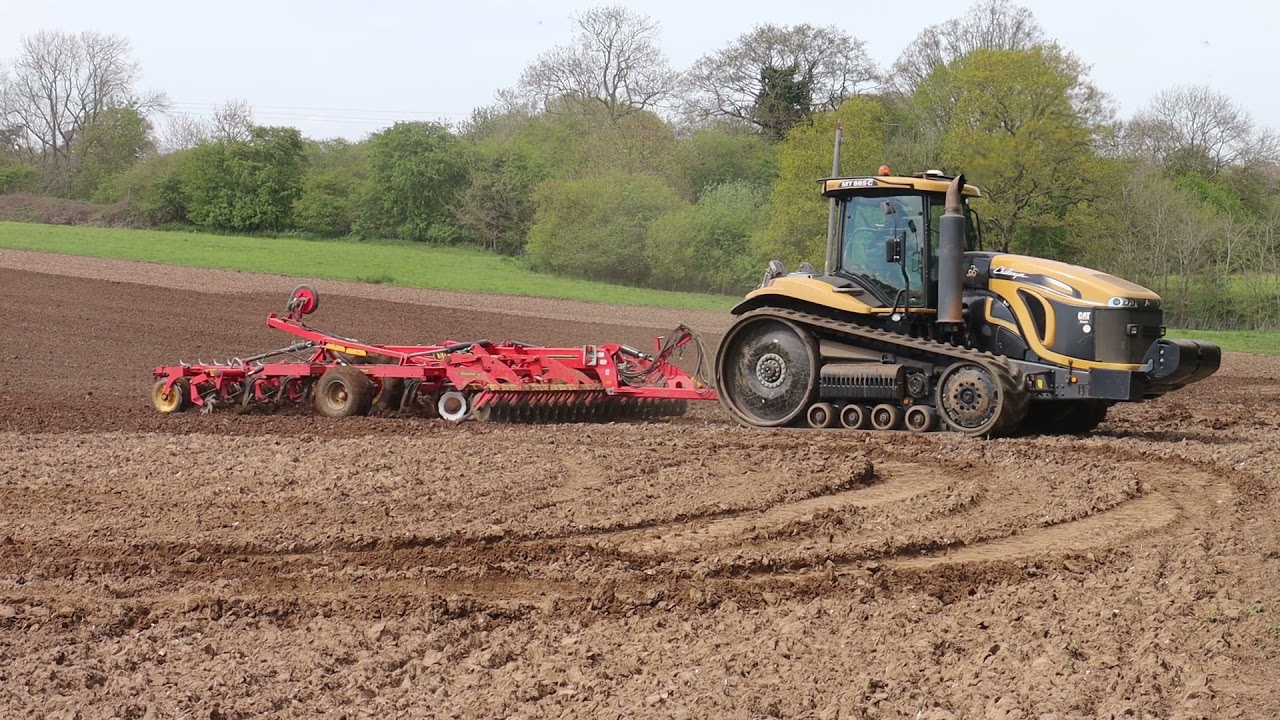 Challenger and Vaderstad TopDown 600.