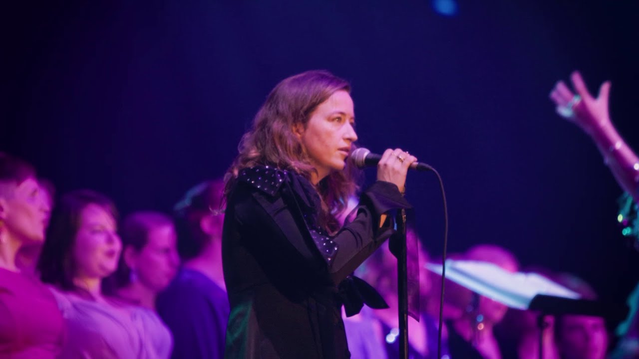 Bluey The Sign Ending Song: Meg Washington & 400 singers sing 